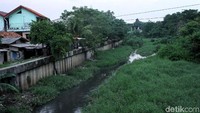 Padahal, menurut warga debit air akan tinggi jika intensitas hujan lebat.