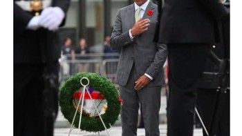 Netizen juga memajang foto Perdana Menteri Kanada, Justin Trudeau, yang bahkan memilih tidak berpayung saat menghadiri makam para pahlawan mereka. Foto: istimewa