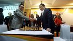 Melihat Aksi Menpora Duel Catur dengan GM Utut Adianto
