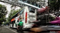 Sejumlah kendaraan melintas di gerbang Electronic Road Pricing (ERP) di Jalan Medan Merdeka Barat,  Jakarta Pusat, Selasa (13/11).