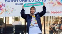 Dia mengakui, menjadi seorang dokter di daerah pegunungan tidaklah mudah. Ketidakmudahan itu salah satunya adalah dengan mengikuti ritme kerja masyarakat yang pada umumnya petani. Otomatis jam kerja PNS tidak berlaku di sana.