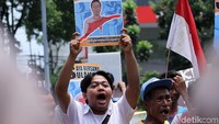 Mereka menuntut proses persidangan yang dijalani Ketua RW 04, Kelurahan Pulau Pari, Sulaiman Hanafi alias Khatur, dihentikan.