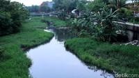 Penampakan Kali Cisadane yang belum direvitalisasi.
