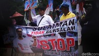 Menurut mereka Sulaiman hanya menjadi korban kriminalisasi oleh PT Bumi Pari Asri yang jadi pengembang di Pulau Pari. Sulaiman dituduh menjual atau dianggap memanfaatkan tanah PT Bumi Pari Asri.