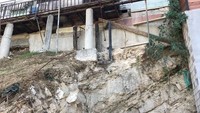 Rumah ini sewaktu-waktu bisa turun ke bawah bukit karena penyangganya yang amburadul. Anggaplah ini bisa jadi mobile home. Istimewa/Boredpanda.