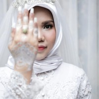 Lulusan Manajemen Informatika di STMIK Atma Luhur Pangkal Pinang ini telah menjalin hubungan dengan Rio selama 13 tahun. Menurut Intan, Rio adalah cinta pertamanya sejak duduk di bangku Sekolah Menengah Pertama. Mereka pun saling dekat karena kerap berada di satu kelas yang sama semasa sekolah. Foto: Instagram/intansyariii