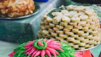 Jajanan tradisional juga ada lho di acara ini. Lihat saja cenil warna pink dan hijau yang ditata apik dan menarik ini. Foto : instagram @gembulfoodie