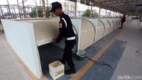 Seorang sekuriti menutup kios yang telah jadi.