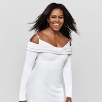 Gaun putih lengan panjang juga menjadi andalan ibu dua anak itu dalam pemotretan ini. Gaun rancangan Cushnie ini hadir dengan model bahu terbuka yang mengekspos bahu bidang Michelle. (Foto: Dok. Elle AS)