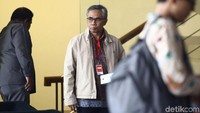 Kedatangan Wimboh ke KPK untuk menjalani pemeriksaan dengan penyidik KPK terkait kasus Bank Century.