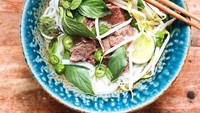 Sayuran yang banyak ditambahkan dalam pho membuat sajian ini lebih kaya rasa dan makin sedap. Apalagi beberapa daun menghasilkan aroma khas seperti basil dan daun ketumbar. Foto : instagram @collen_d_ross