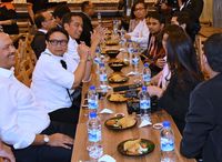 Suasana saat makan bareng.