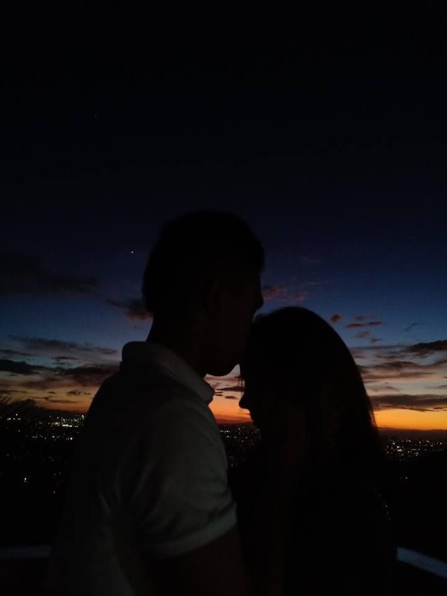 Kisah cinta pria asal Filipina dengan wanita asal Lithuania, salah satu negara di Eropa ini jadi viral, usai sang pria menguggah video di Youtube pertemuan pertamanya dengan kekasih setelah menjalani hubungan jarak jauh lintas benua. Foto: Facebook