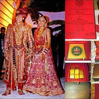 Aktor Viviek Oberoi yang pernah menjadi kekasih Aishwarya Rai menikahi putri politikus, Priyanka Alva pada 2010. Pesta pernikahan mereka digelar mewah dan meriah. Dan keduanya dikabarkan menghabiskan US$ 1,8 juta atau sekitar Rp 26,5 miliar untuk undangan pernikahan. Undangan pernikahan Viviek dihiasi bebatuan mewah dan emas asli. Undangan yang terdiri dari beberapa bagian ini juga diisi cokelat mahal. Untuk beberapa tamu istimewa, undangannya malah dihiasi lukisan edisi terbatas Ganjifa. Foto: Getty Images, Ist.