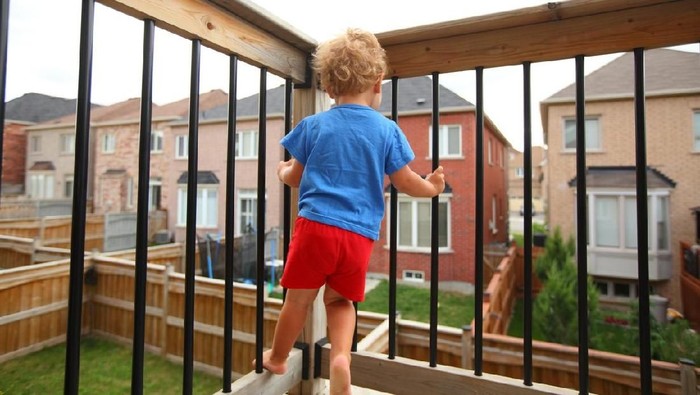 ilustrasi anak di balkon