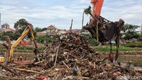 Pengerukan sampah tersebut salah satunya untuk mencegah sedimentasi sungai.