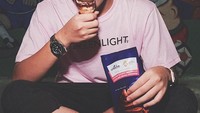 Es krim cokelat dengan cone renyah, dipilih YouTuber berusia 21 tahun itu untuk menemaninya bersantai di waktu luang sambil mendengarkan musik. Foto: Instagram @saaihalilintar