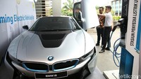 Mobil listrik BMW i8 turut memeriahkan acara tersebut.