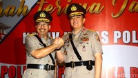 Irjen Setyo Wasisto berfoto bersama Kadiv Humas Polri yang baru Brigjen Mohammad Iqbal.