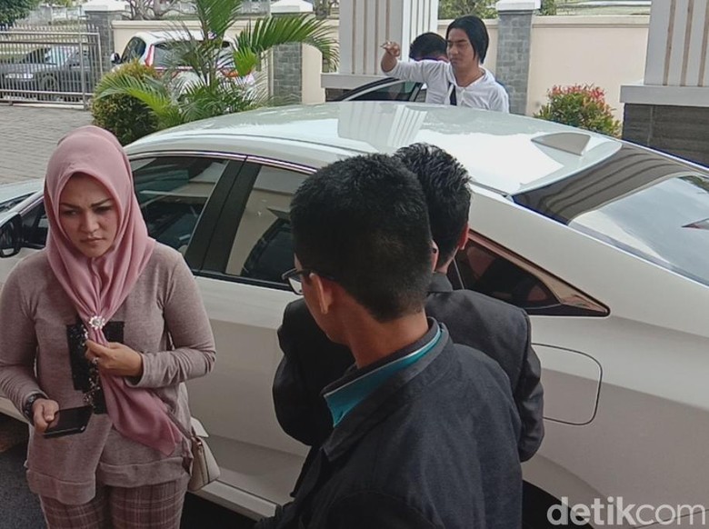 Akhirnya! Regina dan Charly Datang Bareng ke Sidang Cerai Akhirnya! Regina dan Charly Datang Bareng ke Sidang Cerai