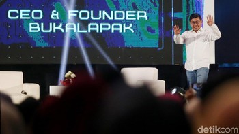 Ahmad Zaky dari bukalapak terlihat sangat semringah.