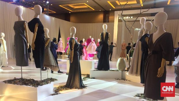 Busana rancangan Liliana Lim dipamerkan dalam IPMI Trend Show 2019 di Senayan City, Jakarta.