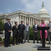 Kyrsten dikenal sebagai perempuan yang beprestasi sejak muda. Ia lulus SMA di usia 16 tahun dengan nilai terbaik, lalu mendapatkan gelar sarjana saat berusia 18 tahun dari Brigham Young University. Saat ini Krysten juga sudah mengantongi gelar master dan Ph.D dalam bidang hukum. (Foto: Getty Images)