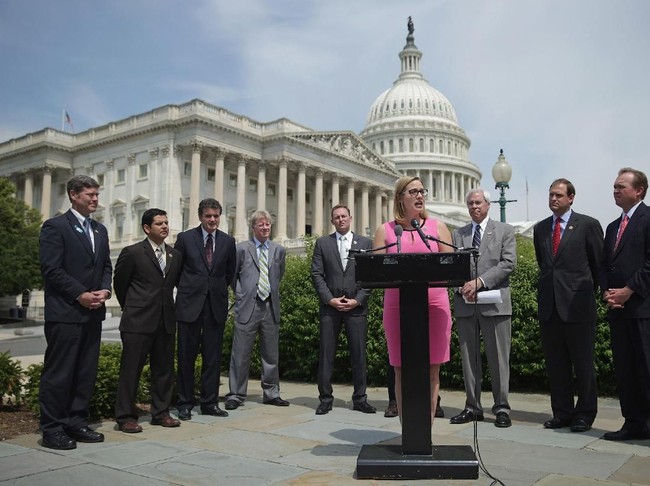 Kyrsten dikenal sebagai perempuan yang beprestasi sejak muda. Ia lulus SMA di usia 16 tahun dengan nilai terbaik, lalu mendapatkan gelar sarjana saat berusia 18 tahun dari Brigham Young University. Saat ini Krysten juga sudah mengantongi gelar master dan Ph.D dalam bidang hukum. (Foto: Getty Images)