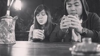 Hhuuffff.. hhuuffff... huuuffff.. Hanaasss.. haannaasss.., tulis Kinos di keterangan foto. Sepertinya ia dan Gina sedang menikmati kopi panas. Foto: Instagram kinosnoski