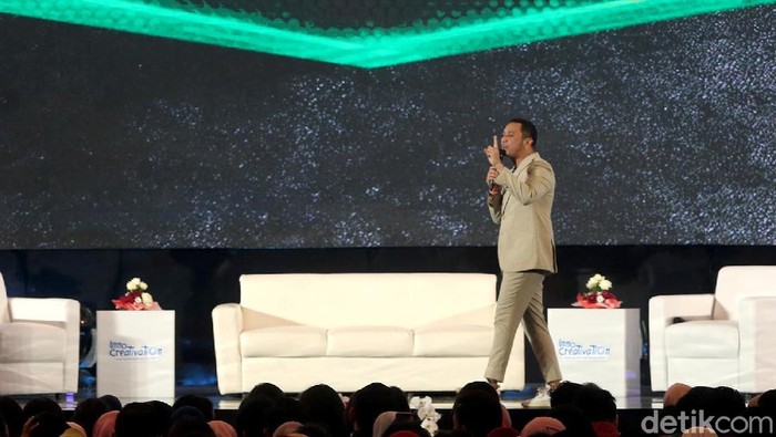 Giring Ganesha turut hadir sebagai pembicara dalam gelaran Innocreativayion di Surabaya. Dengan bersemangat Giring memaparkan potensi olahraga e-sports.