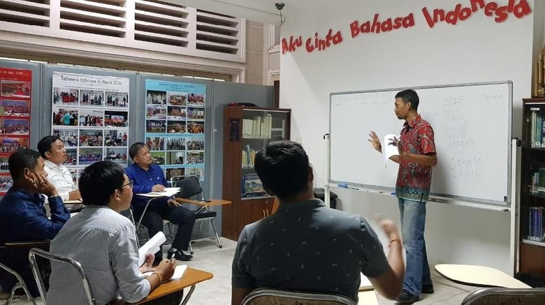 Tentara Nasional Kamboja Semangat Belajar Bahasa Indonesia Tentara Nasional Kamboja Semangat Belajar Bahasa Indonesia