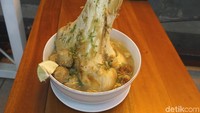 Bakso sumsum memang punya penggemar yang banyak. Ini tampilan bakso sumsum dari Kedai Bakso Kemon. Slurrp! Foto: Devi S. Lestari / detikFood