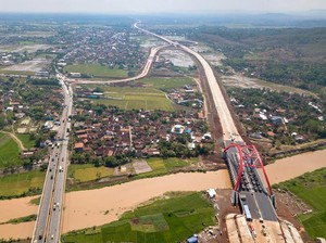 Rini Pastikan Tol Batang-Semarang Kelar Saat Libur Natal 2018