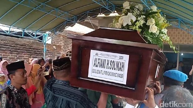 Jenazah Alfiani Tiba di Rumah Duka: Jangan Tinggalkan Ibu Nak