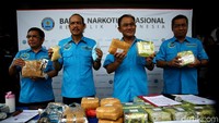 Kepala BNN Komjen Pol Heru Winarko, Deputi Pemberantasan BNN, Irjen Pol Arman Depari beserta jajaran menunjukkan barang bukti narkoba.