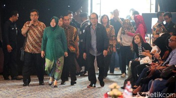 Wali Kota Tri Rismaharini saat tiba di lokasi acara.