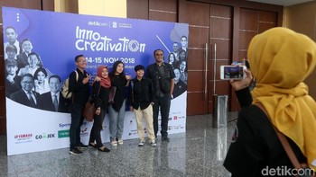 Sebagian pengunjung foto bersama dengan latar belakang backdrop InnoCreativation.