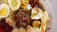 Lauk standar nasi gemuk ini kari daging, sambal, telir rebus, teri dan kacang goreng dan emping. Serba sedikit tapi komplet. Foto : Instagram @ladyhapy83