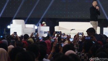Pengunjung mengabadikan aksi komika Ernest Prakasa di sesi Comedy Makes Money menggunakan smartphonenya.