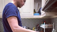Dokter Boy bisa masak juga ternyata. Meskipun yang dimasak hanya telur ceplok tapi tetap saja terlihat keren ya? Foto: instagram @boyspog