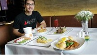 Sebelum mulai membawakan acara, Kinos foto di depan makanan enak. Kelihatan ada pasta dan burger di sana. Foto: Instagram kinosnoski