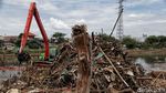 Pengerukan Endapan Sampah di Banjir Kanal Barat