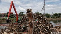 Jika dibiarkan sampah yang menumpuk tersebut tentu saja dapat menghambat aliran air.