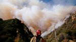 Petugas Damkar Terus Berjibaku Padamkan Api di California