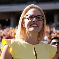 Inilah Krysten Sinema. Ia menjadi perempuan biseksual pertama dalam sejarah Amerika Serikat yang terpilih sebagai senator di Negeri Paman Sam itu baru-baru ini. (Foto: Getty Images)
