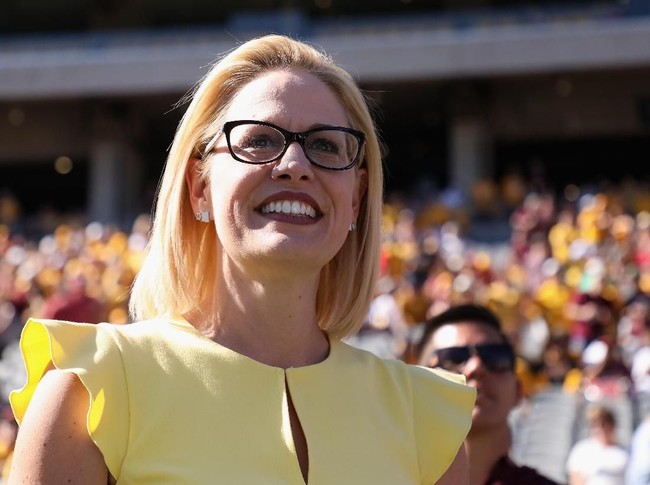 Inilah Krysten Sinema. Ia menjadi perempuan biseksual pertama dalam sejarah Amerika Serikat yang terpilih sebagai senator di Negeri Paman Sam itu baru-baru ini. (Foto: Getty Images)