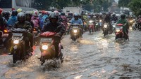 Curah hujan tinggi pada Selasa (13/11) sore yang terjadi di Bandung menyebabkan genangan setinggi 15 hingga 30 sentimeter di beberapa tempat di Kota Bandung. Antara Foto/Raisan Al Farisi.
