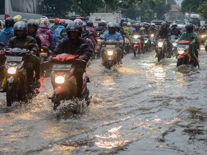 Pemotor Dihimbau Jangan Angkat Kaki Saat Terjang Banjir