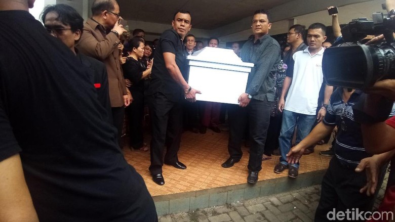 Jenazah Satu Keluarga Korban Pembunuhan di Bekasi Dibawa ke Samosir Jenazah Satu Keluarga Korban Pembunuhan di Bekasi Dibawa ke Samosir