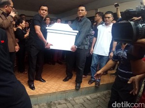 Jenazah Satu Keluarga Korban Pembunuhan di Bekasi Dibawa ke Samosir
